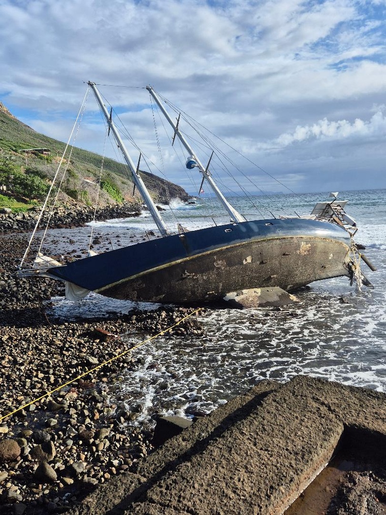 Un voilier s'échoue à Hakahau Un voilier s'échoue à Hakahau