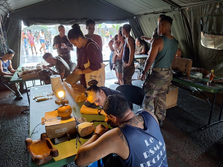 Initiation à la sculpture sous la tente de l’unité des Marquises. Initiation à la sculpture sous la tente de l’unité des Marquises.