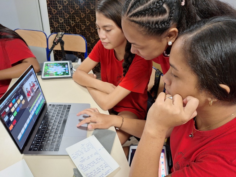 Après les reportages et interviews, place au montage. Après les reportages et interviews, place au montage.