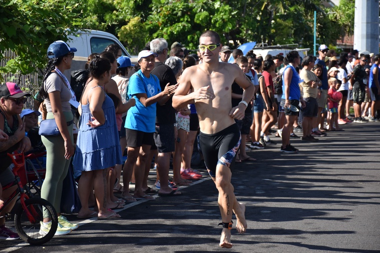 Manate Carlqvist de la team Tahiti Sport au départ du parcours de natation. Manate Carlqvist de la team Tahiti Sport au départ du parcours de natation.