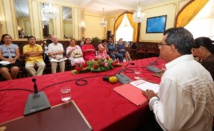 Les membres du comité de pilotage de cette conférence de la famille face à Edouard Fritch et Tea Frogier. Les membres du comité de pilotage de cette conférence de la famille face à Edouard Fritch et Tea Frogier.