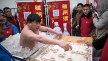 Quasi-nu dans la glace, le "givré" chinois tient plus d'une heure, sourire aux lèvres Quasi-nu dans la glace, le "givré" chinois tient plus d'une heure, sourire aux lèvres