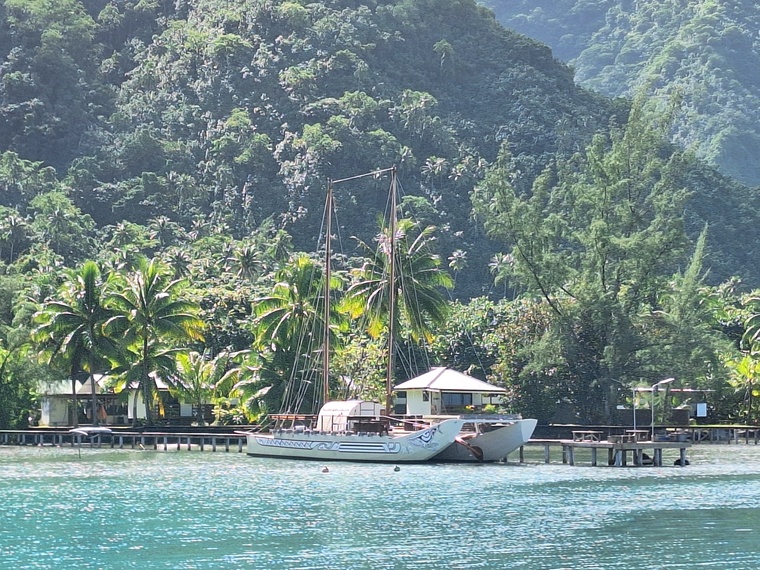 La grande pirogue est à Teahupo’o depuis bientôt un mois (Crédit : Anne-Charlotte Lehartel). La grande pirogue est à Teahupo’o depuis bientôt un mois (Crédit : Anne-Charlotte Lehartel).