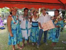 Teraireva (deuxième en partant de la gauche) et ses amis Teraireva (deuxième en partant de la gauche) et ses amis