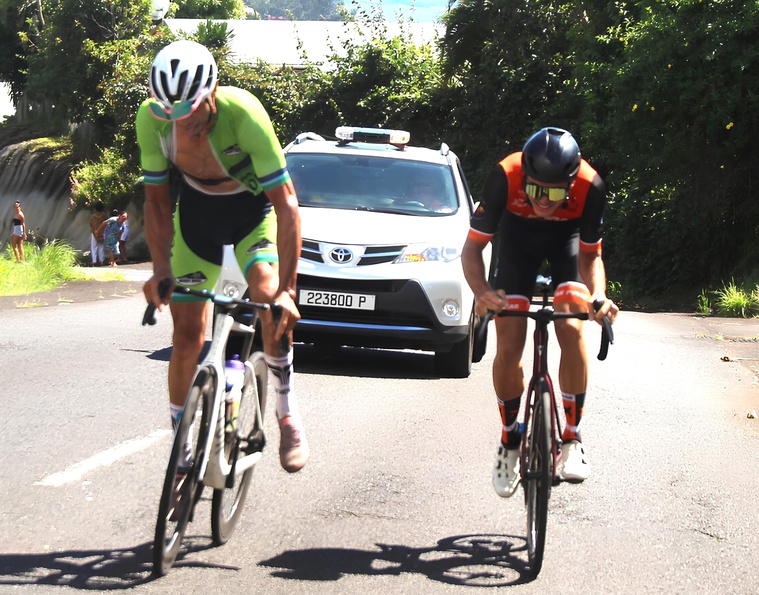 Mehdi Gabrillargues déchausse lors du sprint, Taruia Krainer s’imposant pour quelques centimètres. Mehdi Gabrillargues déchausse lors du sprint, Taruia Krainer s’imposant pour quelques centimètres.