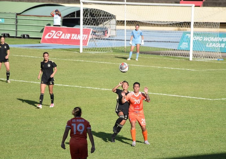 La numéro 20 de l’AS Pirae, Ninauea Hioe, a livré une belle bataille au milieu de terrain. La numéro 20 de l’AS Pirae, Ninauea Hioe, a livré une belle bataille au milieu de terrain.