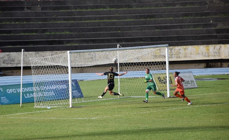 Zoe Benson, élue meilleure joueuse du match et auteure de cinq buts. Zoe Benson, élue meilleure joueuse du match et auteure de cinq buts.