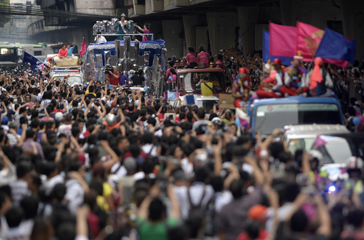 Miss Univers saluée comme une héroïne à son retour aux Philippines Miss Univers saluée comme une héroïne à son retour aux Philippines