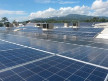 Sur le magasin  Carrefour de Taravao, l'autorisation accordée pour l'installation d'une centrale solaire photovoltaïque sur la toiture du centre commercial Maeva a été accordée en février 2013. Cette autorisation vient d'être prorogée pour une année mais la puissance autorisée est réduite à 253 kWc.