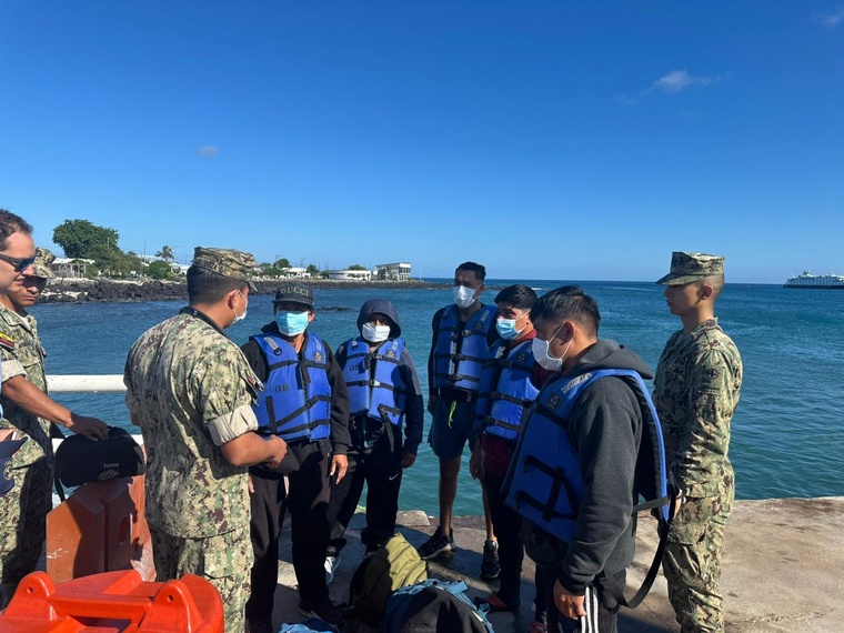 Cinq pêcheurs arrivent aux îles Galapagos après 55 jours de dérive en mer Cinq pêcheurs arrivent aux îles Galapagos après 55 jours de dérive en mer