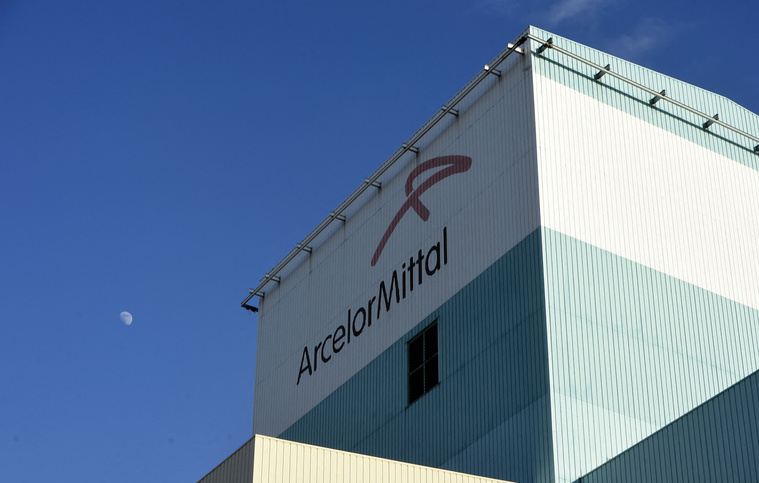 ArcelorMittal veut rassurer sur sa présence à Dunkerque, mais maintient son plan social