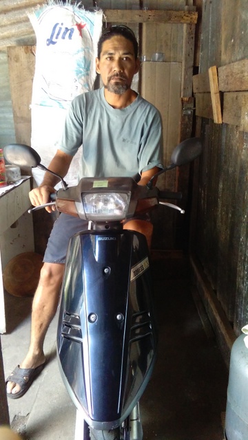 Grâce à son deuxième prêt accordé par l'ADIE, Bernard a acheté un scooter, qui lui permettra d'effectuer les livraisons chez ses clients.