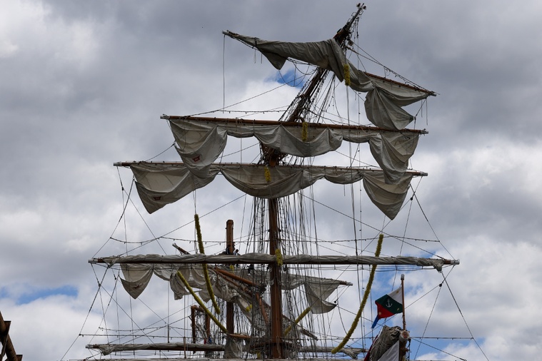 Deux morts dans le choc du Cuauhtémoc contre le pont de Brooklyn à New York Deux morts dans le choc du Cuauhtémoc contre le pont de Brooklyn à New York