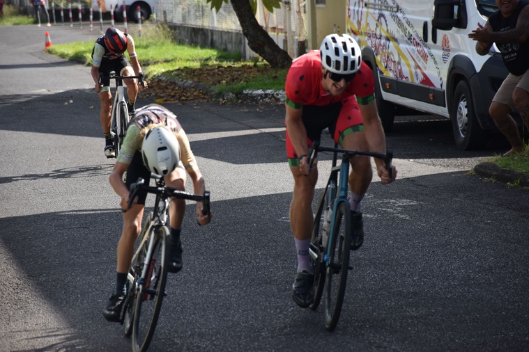 Gros sprint final pour les 51,2 km entre Joris Kerleo Dubes et Pierre Laurent. Gros sprint final pour les 51,2 km entre Joris Kerleo Dubes et Pierre Laurent.