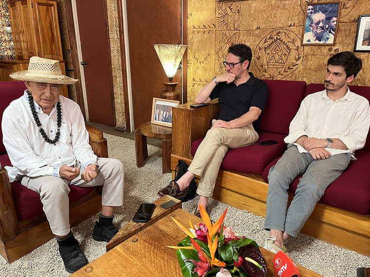 Le maire de Faa'a, Oscar Temaru, mardi en compagnie de ses avocats Me David Koubbi et Me Jean-Baptiste Laplace. Le maire de Faa'a, Oscar Temaru, mardi en compagnie de ses avocats Me David Koubbi et Me Jean-Baptiste Laplace.