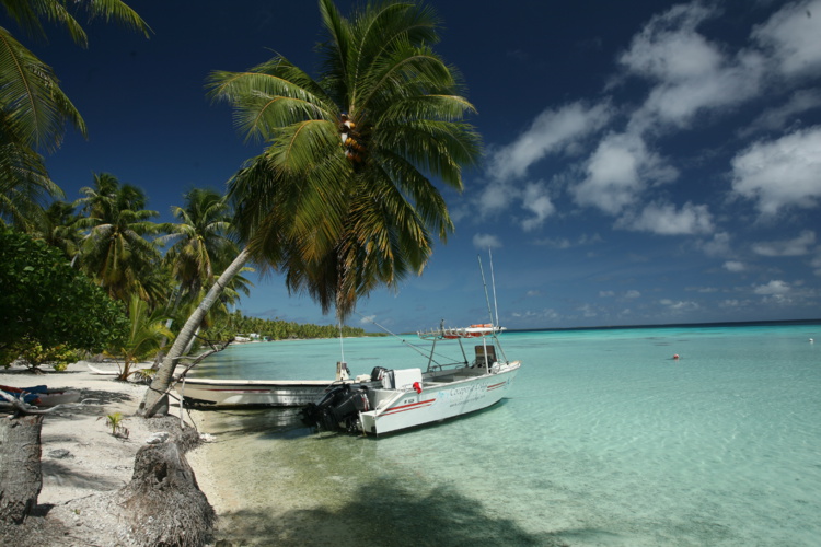 La plage devant la pension et l’un des bateaux de Franck.
