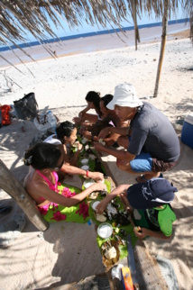 Lors de l’excursion “Cocolanta”, on mange ce que l’on a cueilli, chassé, pêché… Lors de l’excursion “Cocolanta”, on mange ce que l’on a cueilli, chassé, pêché…