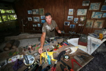 Le maître des lieux, disciple de Saint-Pierre, au milieu de son “matos” de pêche au gros.