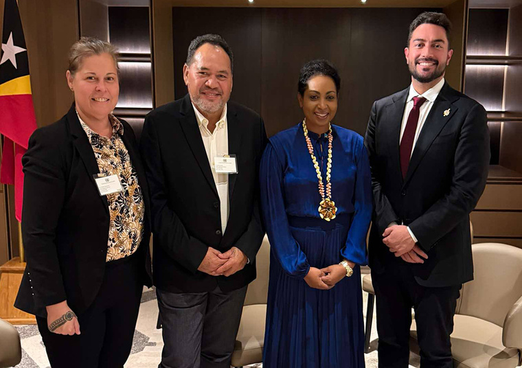 De gauche à droite, Tepuaraurii Teriitahi et Benoît Kautai, élus à l'assemblée de Polynésie, Melissa Rambally présidente de la commission spéciale de décolonisation, et Moerani Frébault, député (Tapura).