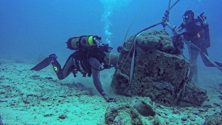 Nouvelle-Calédonie : une pièce peut-être unique au monde remontée de l'épave d'un bateau au curieux destin Nouvelle-Calédonie : une pièce peut-être unique au monde remontée de l'épave d'un bateau au curieux destin