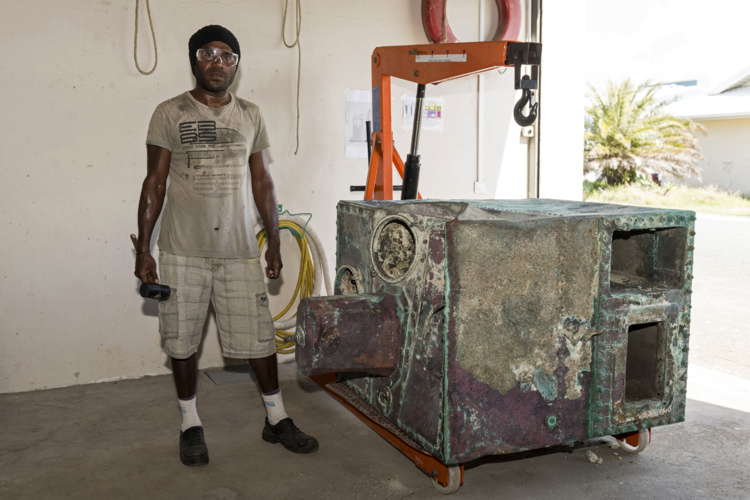 Nouvelle-Calédonie : une pièce peut-être unique au monde remontée de l'épave d'un bateau au curieux destin Nouvelle-Calédonie : une pièce peut-être unique au monde remontée de l'épave d'un bateau au curieux destin