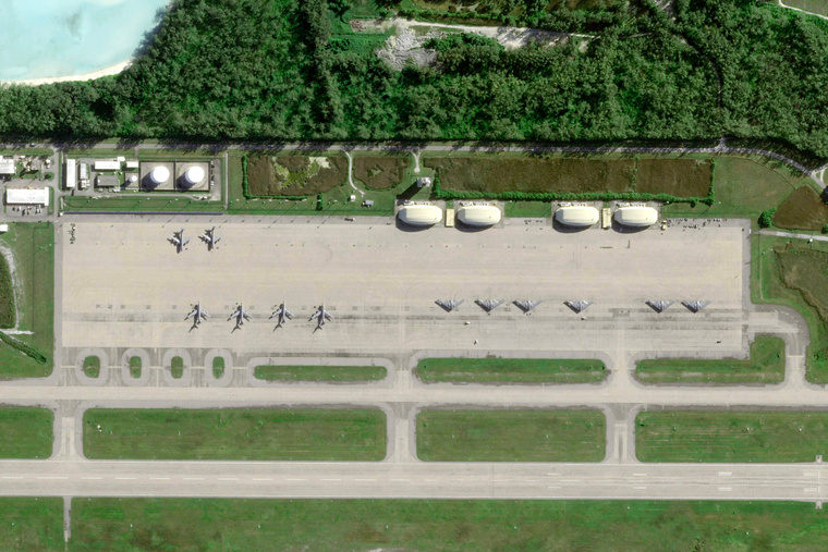 Cette image satellite publiée et prise le 2 avril 2025 par Planet Labs PBC montre six bombardiers américains B-2 sur le tarmac de la base militaire américaine sur l'île de Diego Garcia.Handout / Planet Labs / AFP