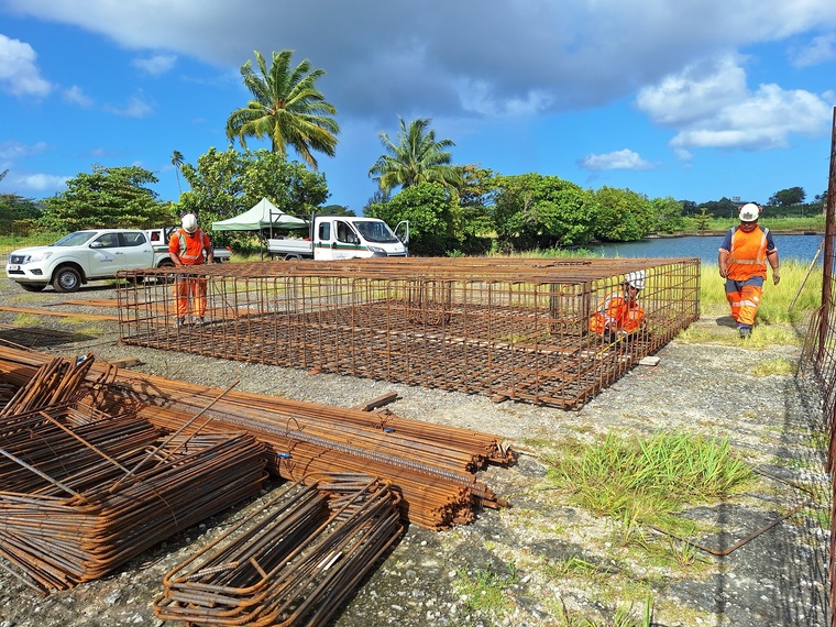 Sur le chantier, les socles des bornes d’amarrage prennent forme (Crédit : Anne-Charlotte Lehartel).