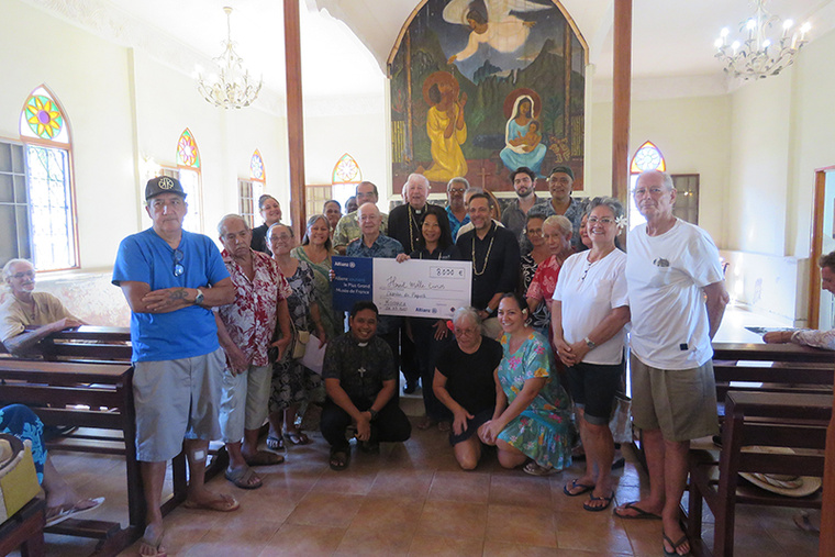 Un chèque de 954 000 francs pour restaurer un tableau de l’église de Paopao Un chèque de 954 000 francs pour restaurer un tableau de l’église de Paopao