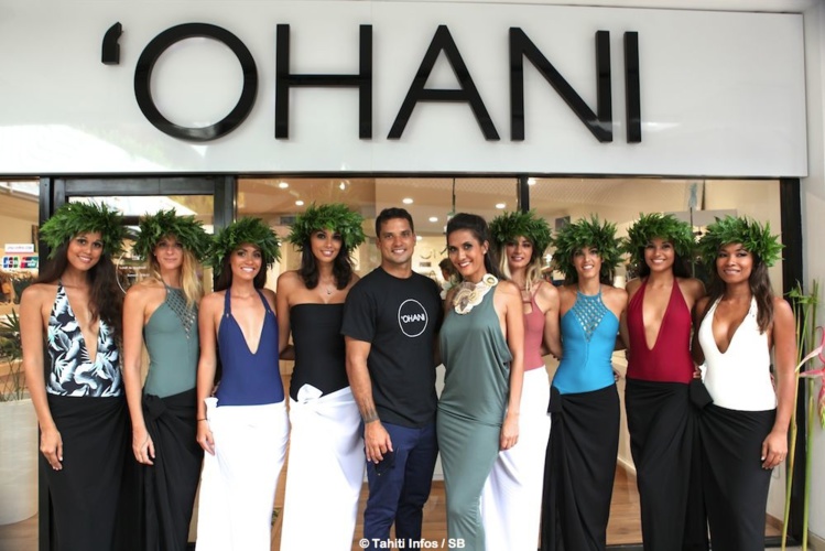 Vaimiti, Michel et leurs mannequins devant la boutique du centre Vaima