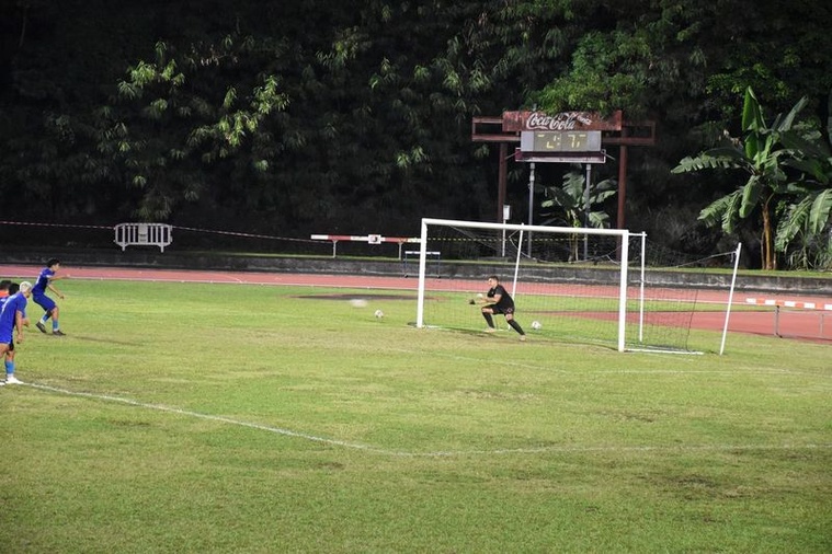 Le gardien de Tamarii Punaruu, Teikiviioteani Hamblin, a arrêté un penalty évitant la défaite à son équipe Le gardien de Tamarii Punaruu, Teikiviioteani Hamblin, a arrêté un penalty évitant la défaite à son équipe