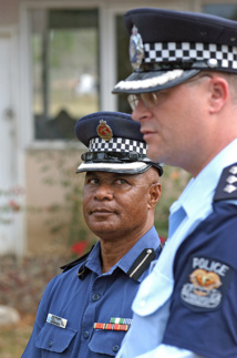 Les policiers papous s’arrêtent entre eux Les policiers papous s’arrêtent entre eux