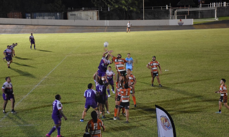 Punaauia a fait une belle moisson de ballons en touche, samedi soir face à Paea. Punaauia a fait une belle moisson de ballons en touche, samedi soir face à Paea.