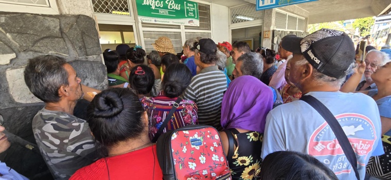 “Tout le monde se rue pour avoir sa carte maintenant” “Tout le monde se rue pour avoir sa carte maintenant”