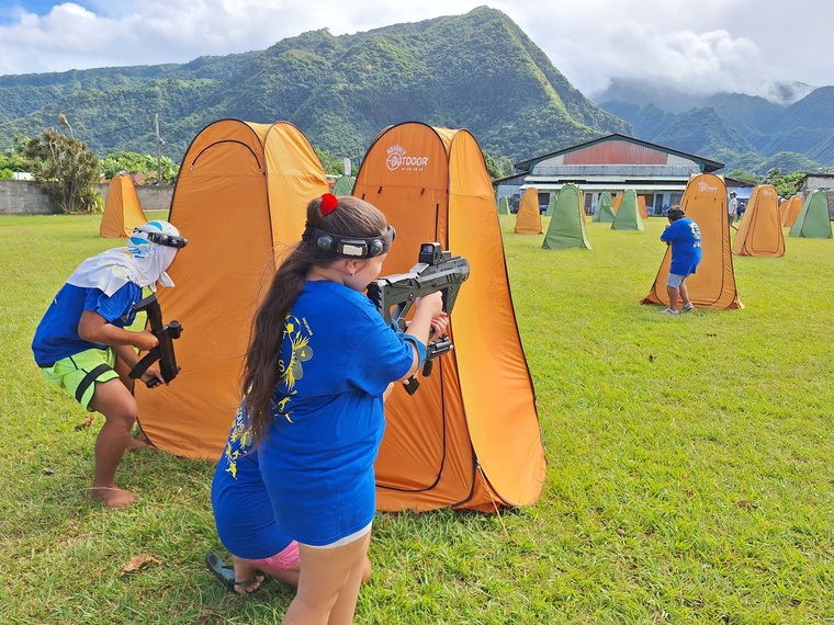 Précision et cohésion pour remporter une partie de Laser Game (Crédit : Anne-Charlotte Lehartel). Précision et cohésion pour remporter une partie de Laser Game (Crédit : Anne-Charlotte Lehartel).