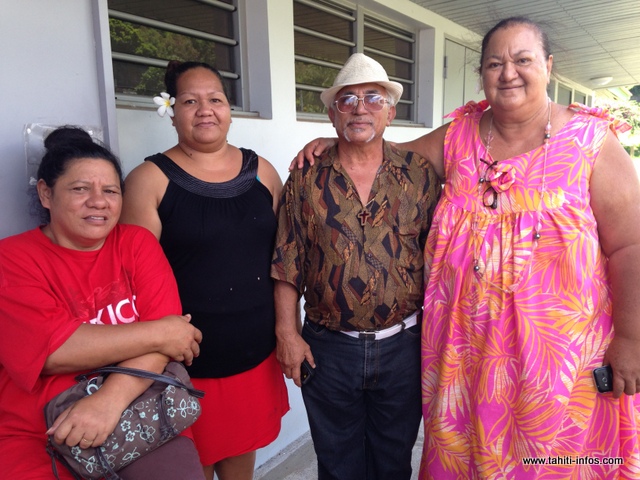 Hinano (en robe rouge) avec ses bénévoles ont effectué la livraison des 2 tonnes de produits récoltés à la presqu'île, sur Papenoo