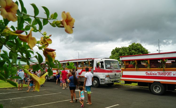 À l'heure prévue, quelques centaines de participants se pressent à la recherche de leur bus À l'heure prévue, quelques centaines de participants se pressent à la recherche de leur bus
