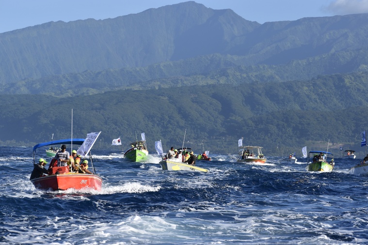 Cap au sud pendant 58 km pour les pirogues et les bateaux suiveurs. Cap au sud pendant 58 km pour les pirogues et les bateaux suiveurs.
