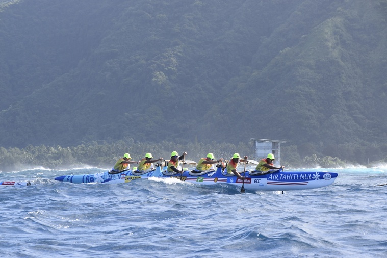 Passage devant la tour des juges de Teahupo’o. Passage devant la tour des juges de Teahupo’o.