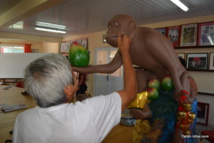 Dernières retouches sur la mascotte des festivités Dernières retouches sur la mascotte des festivités