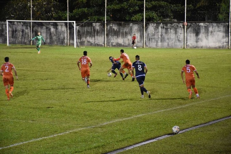 Vénus a su s’extirper du pressing imposé au milieu de terrain par Pirae. Vénus a su s’extirper du pressing imposé au milieu de terrain par Pirae.