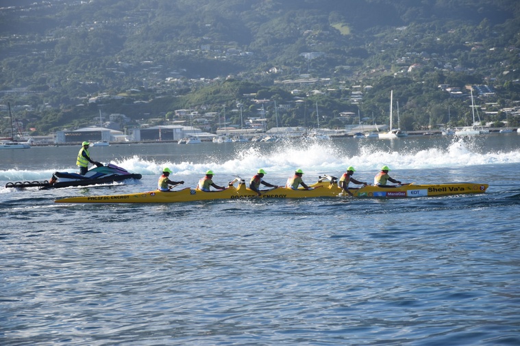 Shell Va’a monte sur la deuxième marche du podium sur la catégorie reine, les seniors hommes. Shell Va’a monte sur la deuxième marche du podium sur la catégorie reine, les seniors hommes.