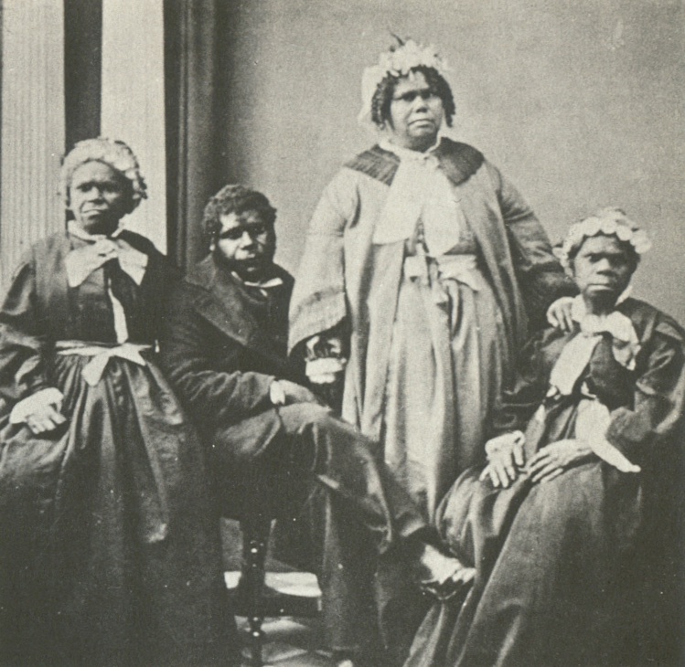 Truganini (à droite) et trois autres Aborigènes de Tasmanie en 1861. Ils étaient les derniers survivants du génocide. Truganini (à droite) et trois autres Aborigènes de Tasmanie en 1861. Ils étaient les derniers survivants du génocide.