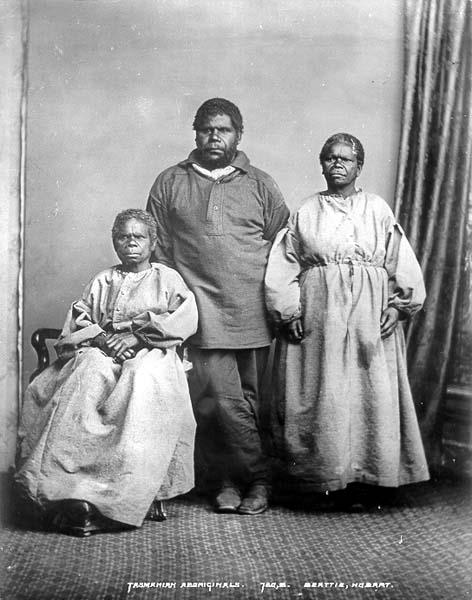 Truganini (à gauche) et celui qui fut, sans doute, son dernier mari,  William Lanne, plus connu sous le nom de King Billy. Dernier “mâle” indigène de Tasmanie, à sa mort, il fut démembré, ses restes étant partagés entre la Tasmanie et l’Angleterre.