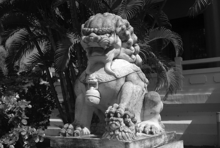 Le lion gardien mâle en posant une patte sur une boule décorée représente la suprématie sur le monde. Photo Tahiti Heritage.