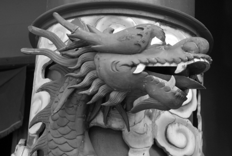 L’un des deux dragons de l’entrée du temple. Photo Tahiti Heritage L’un des deux dragons de l’entrée du temple. Photo Tahiti Heritage