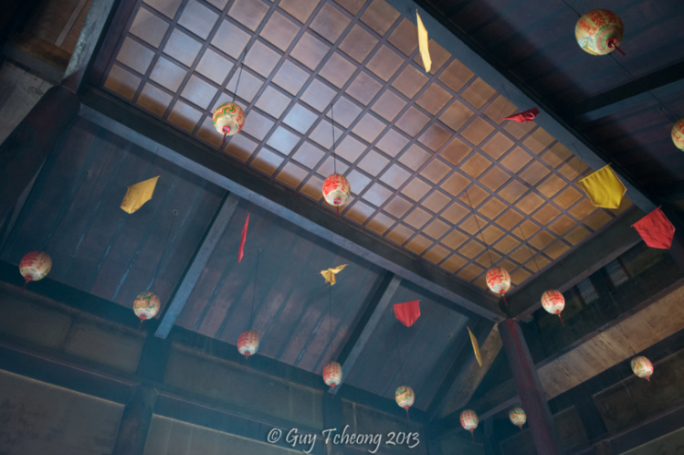 Le plafond du temple dans les effluves d’encens. Photo Guy Tcheong Le plafond du temple dans les effluves d’encens. Photo Guy Tcheong
