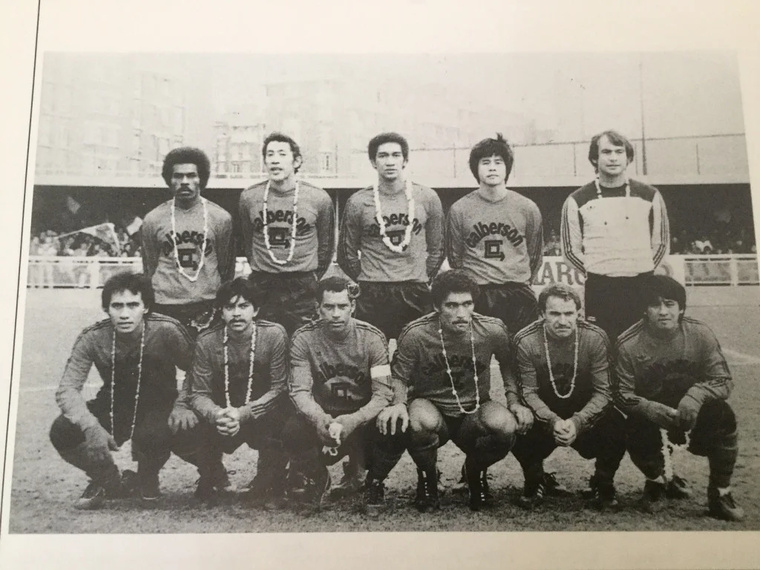Avec son club de toujours, Central Sport, Errol Bennett, capitaine et onze fois meilleur buteur, remportera consécutivement huit fois le championnat. Avec son club de toujours, Central Sport, Errol Bennett, capitaine et onze fois meilleur buteur, remportera consécutivement huit fois le championnat.