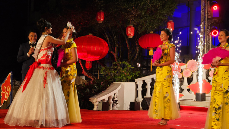 1 : Haurani Chan, Miss Dragon 2025, couronnée par Meileen Foug Sung. 1 : Haurani Chan, Miss Dragon 2025, couronnée par Meileen Foug Sung.