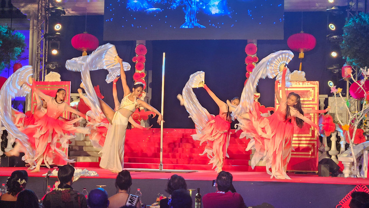 3: Magnifique prestation de Jade Laufatte lors de son passage sur le “talent show”. 3: Magnifique prestation de Jade Laufatte lors de son passage sur le “talent show”.