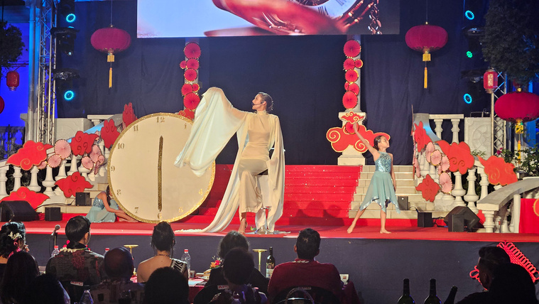 4 : Passage poétique sur scène avec les mots d’une candidate envers son père. 4 : Passage poétique sur scène avec les mots d’une candidate envers son père.